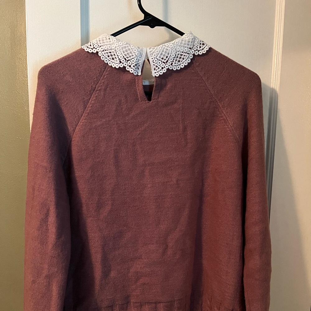 Belldini sweater with white collar